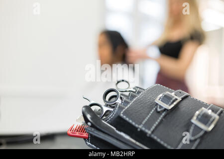 Close up ritratto di parrucchiere attrezzature in pelle etui Foto Stock