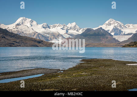 Cordillera Darwin, in Ainsworth Bay, PN Alberto De Agostini, Tierra del Fuego, Patagonia, Cile Foto Stock