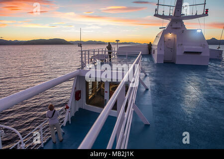 Ventus nave da crociera a vela nel Canale Beagle (ramo di nord-ovest), PN Alberto De Agostini, Tierra del Fuego, Patagonia, Cile Foto Stock
