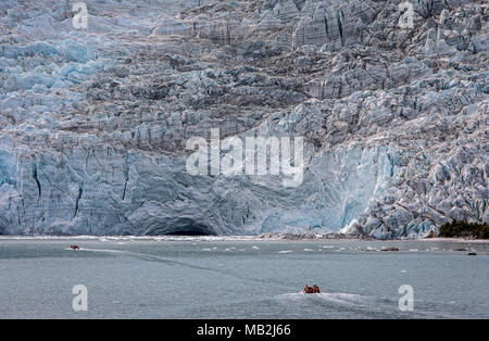 Per gli esploratori ride Zodiac di sbarcare e di esplorare Pía ghiacciaio e Pía bay, nel Canale del Beagle (ramo di nord-ovest), PN Alberto De Agostini, Tierra del Fuego Foto Stock