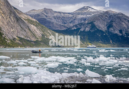 Pía bay, in background zodiaco e Ventus nave da crociera, Canale Beagle (ramo di nord-ovest), PN Alberto De Agostini, Tierra del Fuego, Patagonia, Cile Foto Stock