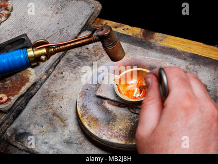 Close-up di fusione in oro con l aiuto di un bruciatore a benzina. Foto Stock