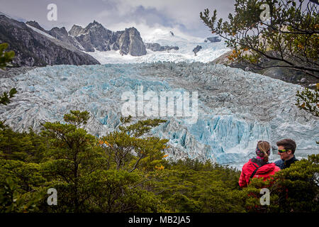 I turisti, Pía ghiacciaio, il Canale di Beagle (ramo di nord-ovest), PN Alberto De Agostini, Tierra del Fuego, Patagonia, Cile Foto Stock