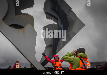 I turisti, Albatross memorial per la perdita di naviganti, Capo Horn, Tierra de Fuego, Patagonia, Cile Foto Stock