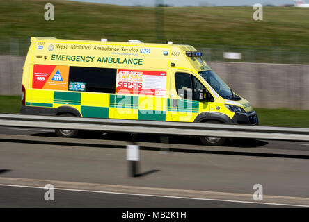 West Midlands ambulanza a velocità, Birmingham, Regno Unito Foto Stock