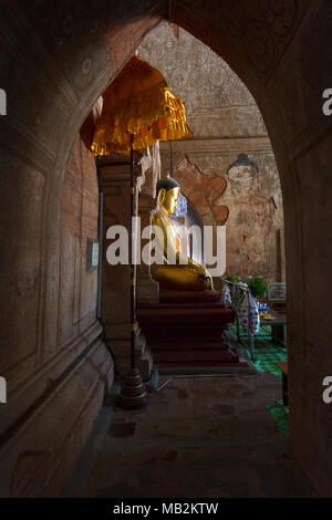 Il Buddha figura all'interno della 'Htilominlo' tempio. Bagan, Myanmar (Birmania). Foto Stock