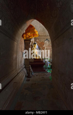 Il Buddha figura all'interno della 'Htilominlo' tempio. Bagan, Myanmar (Birmania). Foto Stock