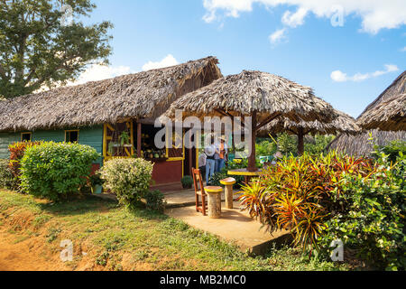 Vinales, Cuba - 5 Dicembre 2017: cubani e turisti rilassante presso l'azienda bar Foto Stock