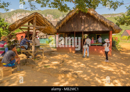 Vinales, Cuba - 5 Dicembre 2017: cubani e turisti rilassante presso l'azienda bar Foto Stock