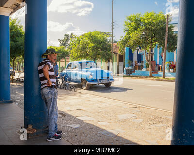 Vinales, Cuba - 5 Dicembre 2017: Classic Cars e uomo cubano sulla strada di Vinales (Cuba) Foto Stock