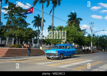 Vinales, Cuba - 5 Dicembre 2017: Vintage vetture su strada in Vinales (Cuba) Foto Stock