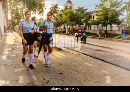 Vinales, Cuba - 5 Dicembre 2017: studentesse in uniforme a camminare per le strade di Vinales Foto Stock