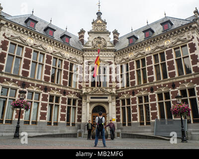 Utrecht, Paesi Bassi - 13 agosto 2016: turisti asiatici Scattare foto nella parte anteriore del palazzo dell'Accademia presso la Piazza Dom. Foto Stock