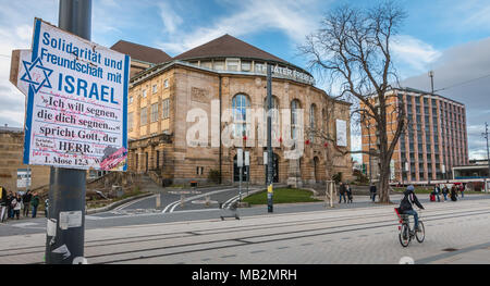 Freiburg im Breisgau, Germania - 31 dicembre 2017: di fronte al teatro di Freiburg im Breisgau, un poster appeso su un post dove è scritto in Foto Stock