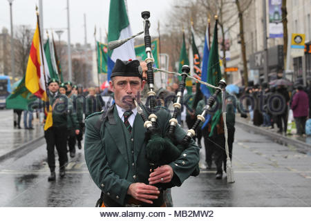 Un bagpiper conduce un repubblicano Sinn Féin marzo attraverso il centro della città di Dublino in onore del 1916. Foto Stock