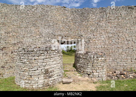 Porta in una parete del grande contenitore con grande Zimbabwe nei pressi di Masvingo nello Zimbabwe. I resti di edifici in muratura erano la capitale dell'Unito Foto Stock