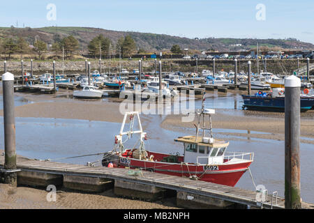 Burry Port Marina a bassa marea, Carmarthenshire, Galles del Sud Foto Stock