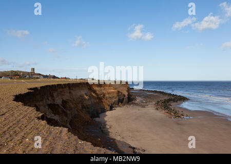 Cliff erosione a Happisburgh Beach, Norfolk, Inghilterra, Regno Unito Foto Stock