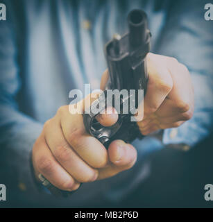 Mani maschio di ricaricare la pistola. Vista ravvicinata. Foto Stock