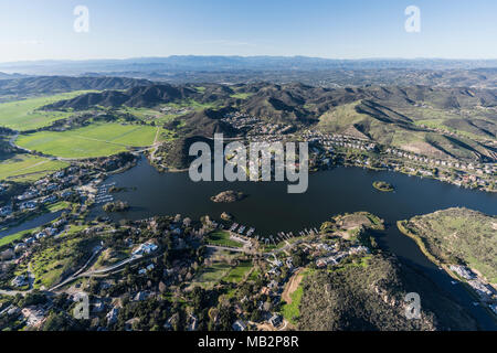 Vista aerea del Lago di Sherwood e Hidden Valley vicino a Westlake Village, Malibu e Thousand Oaks California. Foto Stock