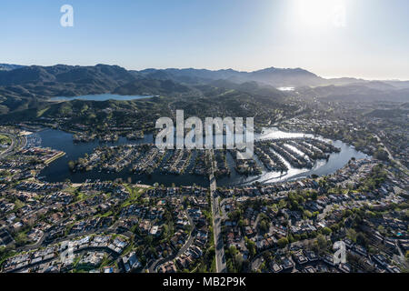 Vista aerea di Westlake Island e il lago vicino a Los Angeles nell'area suburbana di Thousand Oaks e Westlake Village, California. Foto Stock