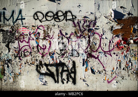 Graffiti copre le pareti bianche in New York City, marzo 2013. Foto Stock