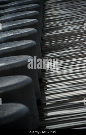 Coperture Rain un Boardwalk e sgabelli in New York City, luglio 2013. Foto Stock