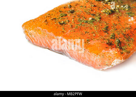 In casa affumicato e salmone marinato con aneto sul piatto bianco. Cibo sano e fonte di omega 3. Foto Stock