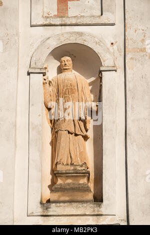 Njasviž, Regione di Minsk, Bielorussia. Vista ravvicinata della statua sulla facciata del Corpus Domini Chiesa. Famoso punto di riferimento in Nyasvizh. Foto Stock