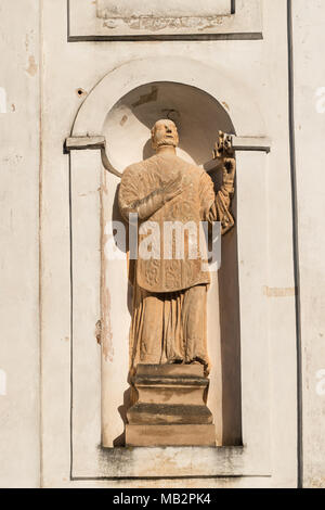 Njasviž, Regione di Minsk, Bielorussia. Vista ravvicinata della statua sulla facciata del Corpus Domini Chiesa. Famoso punto di riferimento in Nyasvizh. Foto Stock