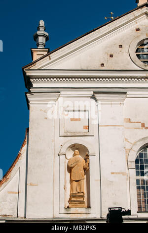 Njasviž, Regione di Minsk, Bielorussia. Vista ravvicinata della statua sulla facciata del Corpus Domini Chiesa. Famoso punto di riferimento in Nyasvizh. Foto Stock