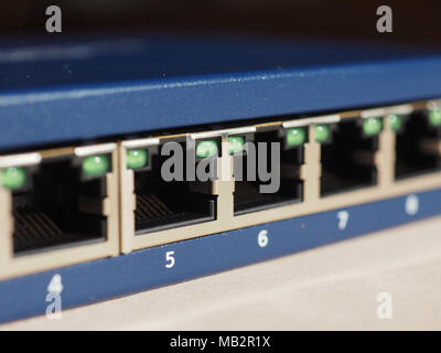 Il Modem router switch con porte per connettore maschio RJ45 in LAN local area network connessione ethernet Foto Stock