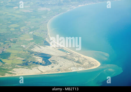 Vista aerea di Dungeness promontorio sporgente nel canale della Manica a Kent, Inghilterra. Verso il basso è il Dungeness centrale nucleare e per Foto Stock