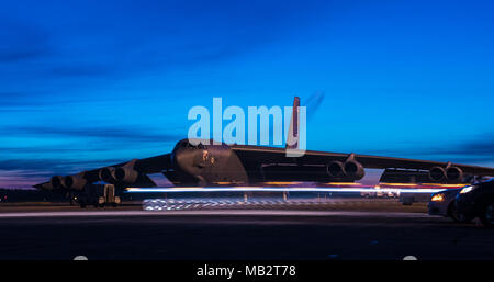 Stati Uniti Air Force manutenzione aeromobili equipaggi guidare passato un parcheggiato B-52H Stratofortress come altro si toglie al Royal Australian Air Force (RAAF) Base Darwin, in Australia, 2 aprile 2018. I DUE STATI UNITI Air Force aeromobile assegnati al ventesimo bomba Expeditionary Squadron e distribuito da Barksdale Air Force Base, La., arrivati alla piccola base in Australia settentrionale Marzo 29, per supportare la aria arricchita d'iniziativa di cooperazione, promuovendo la formazione reciproca combattimenti tra le due forze aeree. L'esercizio compresa una vasta gamma di esercizi e attività di formazione tra Australia e Stati Uniti airc Foto Stock