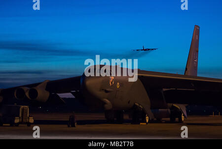 Un U.S. Air Force B-52H Stratofortress, assegnato al ventesimo bomba Expeditionary Squadron, distribuito dalla Barksdale Air Force Base, La., decolla come un altro sta parcheggiato a Royal Australian Air Force (RAAF) Base Darwin, in Australia, 2 aprile 2018. I DUE STATI UNITI Air Force aereo arrivati alla piccola base in Australia settentrionale Marzo 29, per supportare la aria arricchita d'iniziativa di cooperazione, promuovendo la formazione reciproca combattimenti tra le due forze aeree. L'esercizio compresa una vasta gamma di esercizi e attività di formazione tra Australia e Stati Uniti personale di volo, il terminale comune di controllo attacco Foto Stock