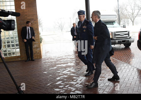 Il Segretario Generale della NATO Jens Stoltenberg e U.S. Air Force gen. Giovanni Hyten, comandante della U.S. Comando Strategico (USSTRATCOM), arrivano in sede USSTRATCOM presso Offutt Air Force Base, Neb., 6 aprile 2018. Durante la sua visita, Stoltenberg ha girato il comando global operations center e ha partecipato a discussioni con Hyten, altri alti dirigenti ed esperti della materia sulla costante impegno degli Stati Uniti per sostenere la NATO e gli alleati. (U.S. Air Force foto di Tech. Sgt. Jonathan Lovelady) Foto Stock