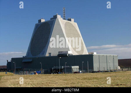 FYLINGDALES AIR FORCE STATION, Inghilterra - un missile balistico Early Warning System si siede a Flyindales Air Force Station, Inghilterra. Il radar è in grado di rilevare il missile balistico attacchi e conduzione di spazio generale di sorveglianza e di localizzazione via satellite. Cortesia (foto) Foto Stock