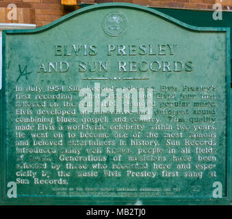 Memphis, TN - sett. 21, 2017: placca descrivendo Elvis Presley's inizio rapporto con i record di Sun. Foto Stock