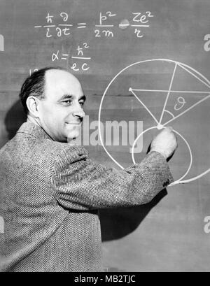 Enrico Fermi (1901-1954), fisico italo-americano e pioniere nel settore della fissione nucleare, demonstates una equazione di fisica su una lavagna, c1950. Fermi ha lavorato sul progetto Manhattan durante la II guerra mondiale e ha reso importanti contributi allo sviluppo della teoria quantistica, nucleare e della fisica delle particelle e la meccanica statistica. Foto Stock