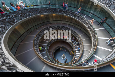 Famose scale a spirale in musei vaticani Foto Stock