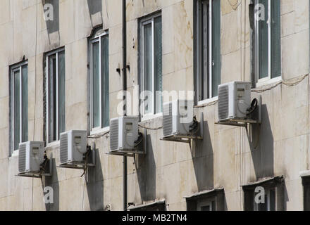 Il condizionatore d'aria. Il condizionatore d'aria al di fuori del palazzo sopra street. Condizionatori di aria gocciolare la strada e il marciapiede. Foto Stock