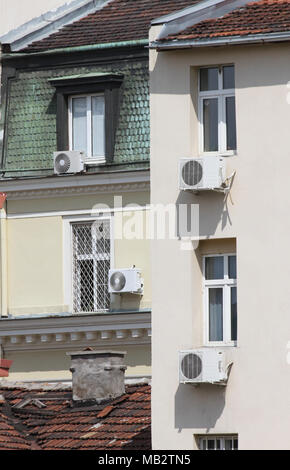 Il condizionatore d'aria. Il condizionatore d'aria al di fuori del palazzo sopra street. Condizionatori di aria gocciolare la strada e il marciapiede. In verticale Foto Stock