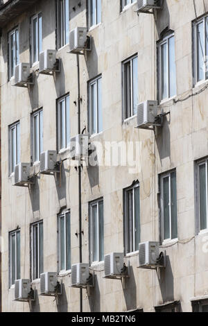 Il condizionatore d'aria. Il condizionatore d'aria al di fuori del palazzo sopra street. Condizionatori di aria gocciolare la strada e il marciapiede. In verticale Foto Stock