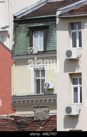 Il condizionatore d'aria. Il condizionatore d'aria al di fuori del palazzo sopra street. Condizionatori di aria gocciolare la strada e il marciapiede. In verticale Foto Stock