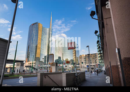 Milano, Italia - 17 Febbraio 2017: Piazza Gae Aulenti con il grattacielo più alto in Italia, sede di uffici Unicredit Foto Stock