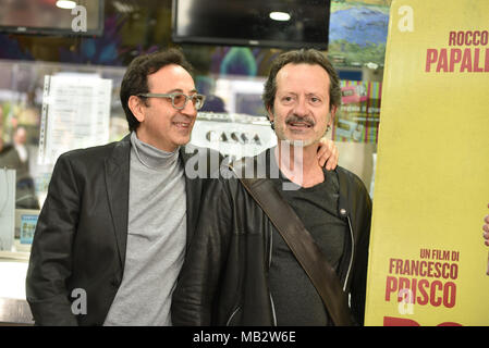 Napoli, Italia. 06 apr, 2018. Attori italiani Giovanni Esposito con Rocco Papaleo durante il Photocall del film italiano Bob & Marie al Cinema Metropolitan di Napoli. Credito: Paola Visone/Pacific Press/Alamy Live News Foto Stock