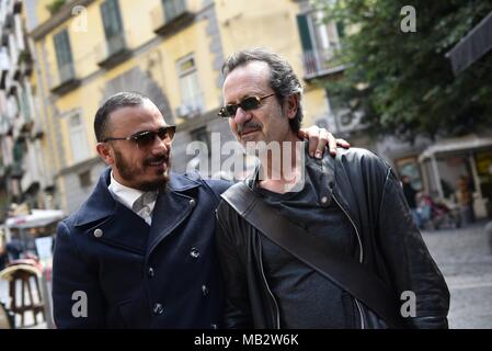 Napoli, Italia. 06 apr, 2018. Attori italiani (R) Rocco Papaleo e (L) Francesco di leva durante il Photocall del film italiano Bob & Marie al Cinema Metropolitan di Napoli. Credito: Paola Visone/Pacific Press/Alamy Live News Foto Stock