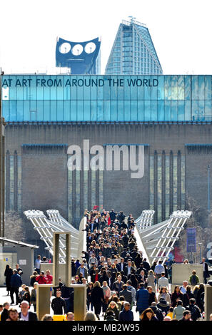 Londra, Inghilterra, Regno Unito. Millennium Bridge guardando verso sud oltre il Tamigi che conduce alla Tate Modern Gallery Foto Stock