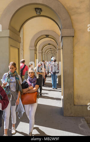 Persone che attraverso il corridoio Vasariano a Firenze Foto Stock