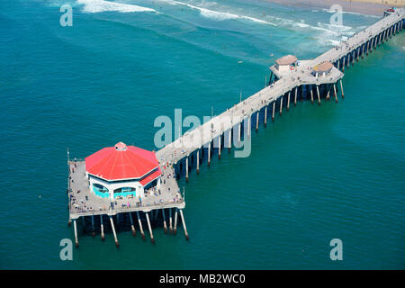 VISTA AEREA. Molo di Huntington Beach lungo 564 metri. Orange County, California, Stati Uniti. Foto Stock